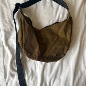 Medium green crescent BAGGU bag